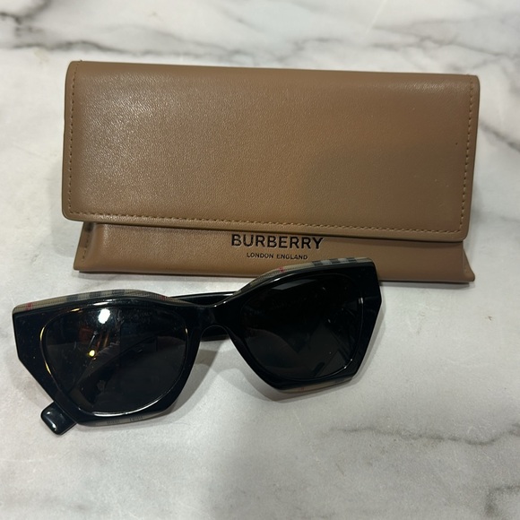 Burberry Sunglasses and Case Eyewear Butterfly Frames BE4299 - Picture 3 of 12